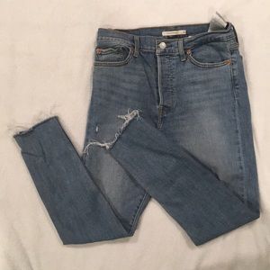 levi distressed jeans ✨